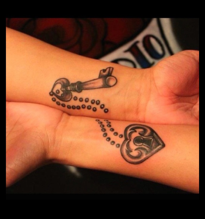 Saistīts uz mūžu: pāra tetovējumi, veidojot stāstu par mūžīgo mīlestību