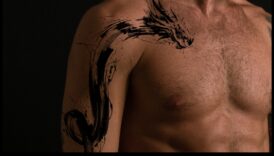 Drosmīgi otas triepieni: meistarīga meistarība episkajā muguras tetovējuma mākslā